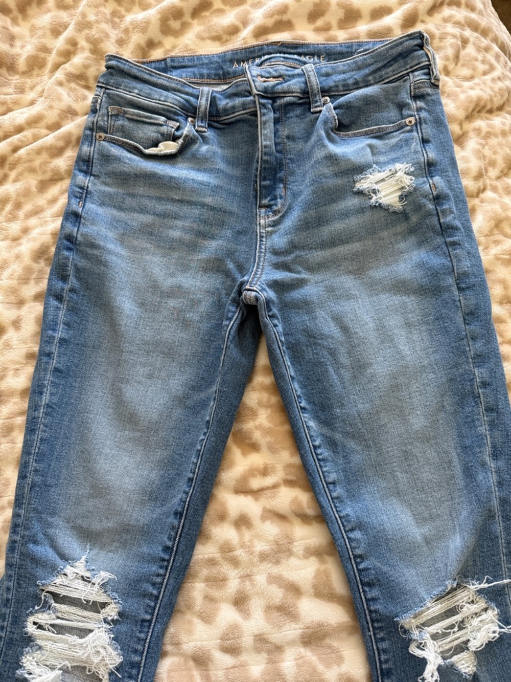 American Eagle Outfitters Women’s Ripped Light Blue flair Jeans
